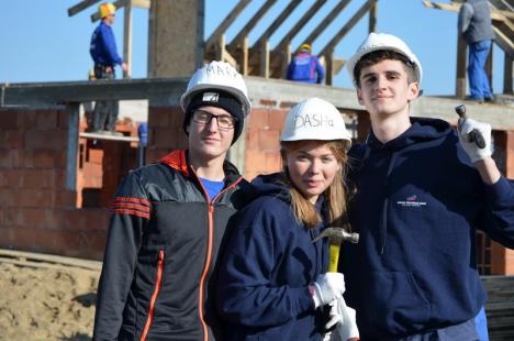 Tineri voluntari din 10 ţări au venit în Bihor ca să construiască locuinţe pentru sărmani