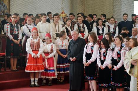 Întâlnirea tinerilor ortodocşi. Peste 800 de tineri din 120 de parohii bihorene s-au întâlnit la Oradea (FOTO)