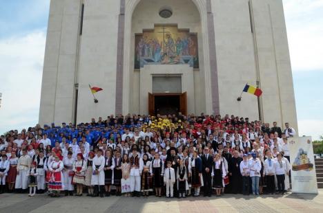 Întâlnirea tinerilor ortodocşi. Peste 800 de tineri din 120 de parohii bihorene s-au întâlnit la Oradea (FOTO)