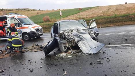 Accident teribil pe DN1 Oradea-Cluj: Un autoturism a intrat într-un TIR, condus de un bărbat din Bihor. O femeie a murit (FOTO)