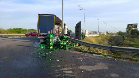 Bere pe şosea: O parte din încărcătura unui TIR s-a răsturnat pe Centură (FOTO)