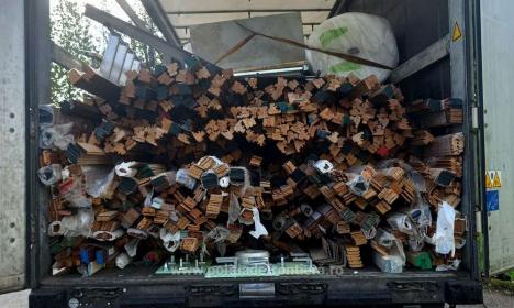 Un TIR încărcat cu 22 de tone de deşeuri, oprit să intre în țară prin Borş II (FOTO)