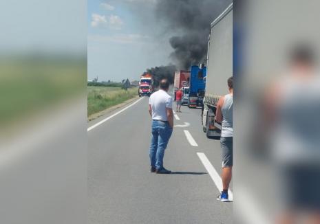 Un TIR a luat foc, pe DN1, între două localităţi bihorene. Trafic îngreunat (FOTO/VIDEO)