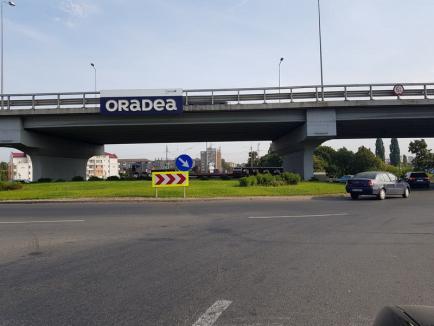 Tir răsturnat în sensul giratoriu din Calea Aradului din Oradea: două platforme din beton au căzut în mers dintr-un transport agabaritic (FOTO / VIDEO)