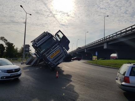 Tir răsturnat în sensul giratoriu din Calea Aradului din Oradea: două platforme din beton au căzut în mers dintr-un transport agabaritic (FOTO / VIDEO)