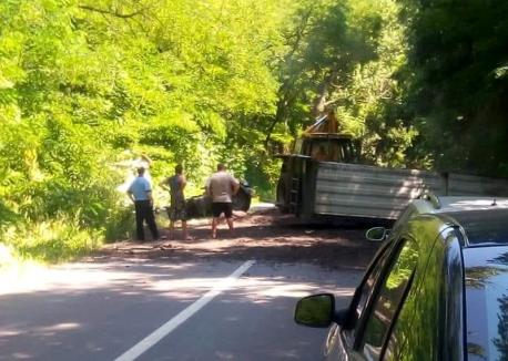 Drumul dintre Marghita şi Săcueni a fost blocat de un TIR cu cărbuni, care s-a răsturnat de-a curmezişul carosabilului