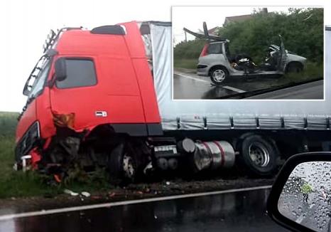 Accident în Oşorhei: Un şofer maghiar care se întorcea din pelerinaj a intrat cu maşina într-un TIR (VIDEO)