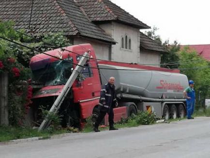 Şoferii groazei: Un bărbat a intrat cu cisterna în casa unui localnic din Sudrigiu, altul a băgat duba într-o poartă din Uileacu de Criş