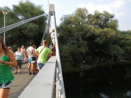 Au 'sărit' de pe pod! Zeci de orădeni s-au dat cu tiroliana de pe Podul Intelectualilor (FOTO / VIDEO)