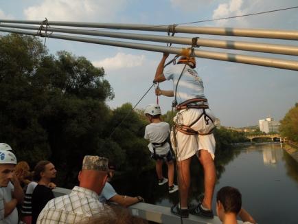 Au 'sărit' de pe pod! Zeci de orădeni s-au dat cu tiroliana de pe Podul Intelectualilor (FOTO / VIDEO)