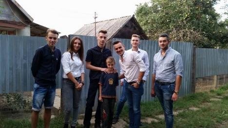 25 de copii sărmani din Marghita au primit cadou rechizitele necesare la început de an şcolar de la tinerii liberali (FOTO)