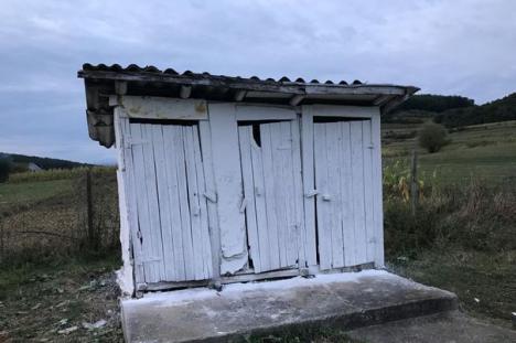 Cu buda-n curte: 46 de şcoli şi grădiniţe din Bihor nu au apă curentă şi toalete