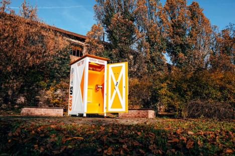 Inovator... de nevoie: Orădeanul Teodor Gomboș a inventat prima toaletă ecologică uscată automată, cu rumeguș în loc de apă (FOTO)
