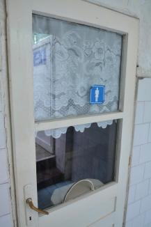 Ruine publice: Vechi, murdare, transformate de boschetari în adăposturi, WC-urile publice din Oradea sunt o ruşine (FOTO)