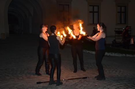 Prima seară a Toamnei Orădene: proiecţii inedite cu istoria Cetăţii, concerte rock şi jonglerii cu focul (FOTO/VIDEO)