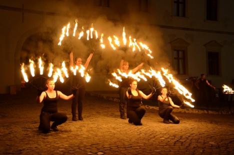 Prima seară a Toamnei Orădene: proiecţii inedite cu istoria Cetăţii, concerte rock şi jonglerii cu focul (FOTO/VIDEO)