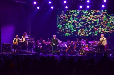 Pasărea Rock Simfonic: Baniciu, Kappl, Ţăndărică şi Orchestra Banatului le-au cântat orădenilor (FOTO/VIDEO)
