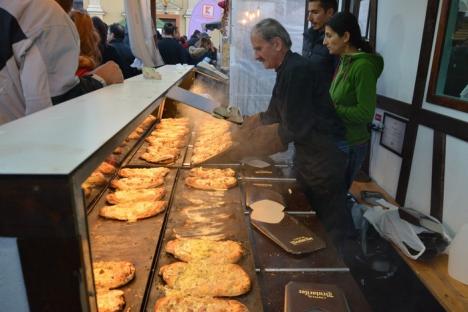 Ospăţ în Piaţa Unirii. Mii de orădeni au gustat din bunătăţile gătite la Street Food Festival (FOTO/VIDEO)