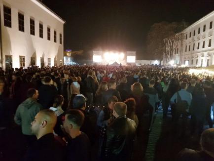 Mii de orădeni au ieşit în Cetate, în ultima seară din Toamna Orădeană: mai sunt cozi, dar nu sunt blocaje (FOTO)