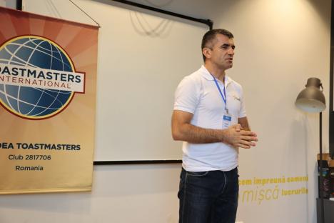 Ești interesat să-ți dezvolți abilitățile de comunicare? Ziua Porților Deschise la Oradea Toastmasters