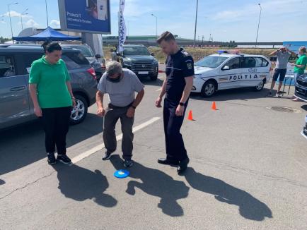 Polițiștii din Oradea au dus ochelari care distorsionează realitatea la Top Auto, să-i avertizeze pe șoferi despre consumului de alcool și droguri (FOTO/VIDEO)