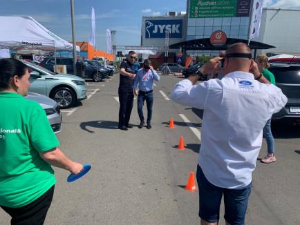 Polițiștii din Oradea au dus ochelari care distorsionează realitatea la Top Auto, să-i avertizeze pe șoferi despre consumului de alcool și droguri (FOTO/VIDEO)