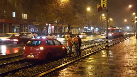 Tractată cu tramvaiul:  O şoferiţă şi-a băgat Seat-ul între liniile de tramvai, blocând traficul garniturilor (FOTO / VIDEO)