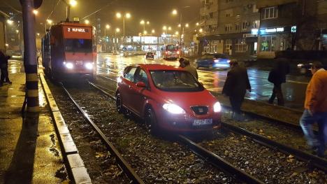 Tractată cu tramvaiul:  O şoferiţă şi-a băgat Seat-ul între liniile de tramvai, blocând traficul garniturilor (FOTO / VIDEO)