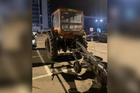 Doi bărbaţi beți au mers cu tractorul cu plug la un mall din Iaşi ca să joace la păcănele. Cum au fost prinși de polițiști
