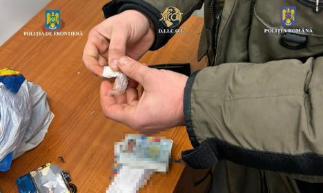 Flagrant la Borş ll: 1 kilogram de substanţe psihoactive au fost găsite într-o maşină. Un bărbat a fost arestat, altul e cercetat (FOTO/VIDEO)