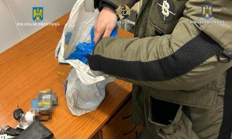 Flagrant la Borş ll: 1 kilogram de substanţe psihoactive au fost găsite într-o maşină. Un bărbat a fost arestat, altul e cercetat (FOTO/VIDEO)