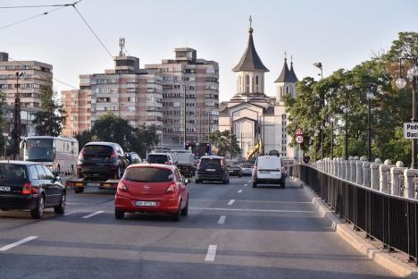 Reluarea cursurilor a aglomerat traficul auto din Oradea. Şi totuşi se circulă! (FOTO/VIDEO)