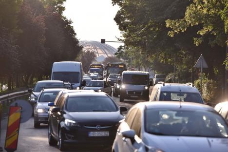Reluarea cursurilor a aglomerat traficul auto din Oradea. Şi totuşi se circulă! (FOTO/VIDEO)