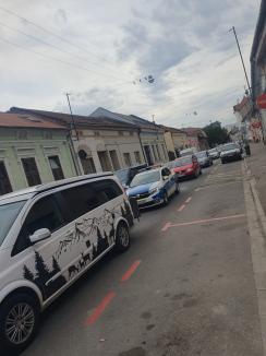 Ne enervează: De ce se nasc cozi pe strada Iuliu Maniu din Oradea? (FOTO)