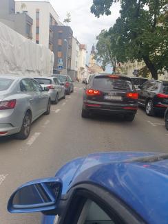 Ne enervează: De ce se nasc cozi pe strada Iuliu Maniu din Oradea? (FOTO)