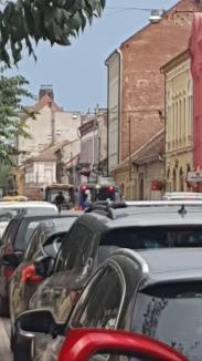 Ne enervează: De ce se nasc cozi pe strada Iuliu Maniu din Oradea? (FOTO)