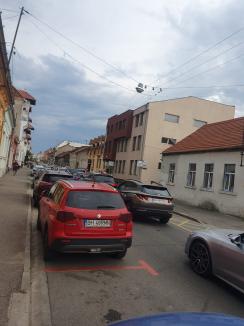 Ne enervează: De ce se nasc cozi pe strada Iuliu Maniu din Oradea? (FOTO)