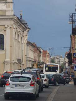 Ne enervează: De ce se nasc cozi pe strada Iuliu Maniu din Oradea? (FOTO)