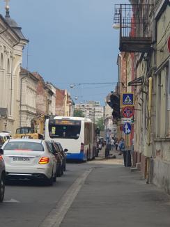 Ne enervează: De ce se nasc cozi pe strada Iuliu Maniu din Oradea? (FOTO)