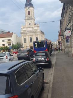 Ne enervează: De ce se nasc cozi pe strada Iuliu Maniu din Oradea? (FOTO)