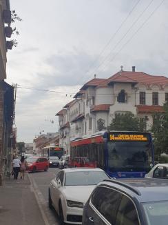 Ne enervează: De ce se nasc cozi pe strada Iuliu Maniu din Oradea? (FOTO)