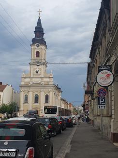 Ne enervează: De ce se nasc cozi pe strada Iuliu Maniu din Oradea? (FOTO)