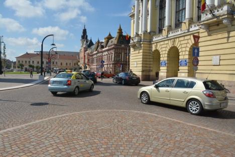 Şoferi, puneţi frână! Primăria Oradea vrea să-i convingă pe şoferi să circule în centru pe jos, aşa că a desfiinţat locuri de parcare şi a lăsat cale liberă pietonilor (FOTO)