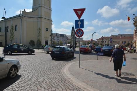 Şoferi, puneţi frână! Primăria Oradea vrea să-i convingă pe şoferi să circule în centru pe jos, aşa că a desfiinţat locuri de parcare şi a lăsat cale liberă pietonilor (FOTO)