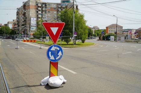 Schimbări majore în traficul din Oradea: Bulevardul Decebal și strada Tudor Vladimirescu, „tăiate” în două de șantierul pasajului subteran (FOTO/VIDEO)