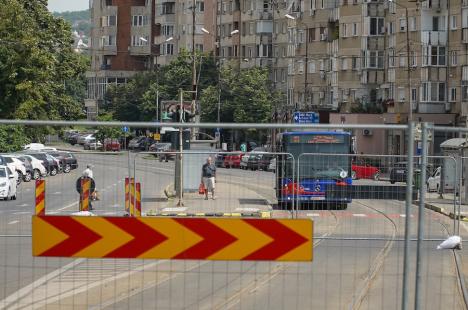 Schimbări majore în traficul din Oradea: Bulevardul Decebal și strada Tudor Vladimirescu, „tăiate” în două de șantierul pasajului subteran (FOTO/VIDEO)