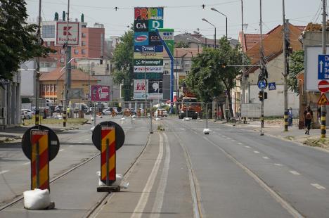 Schimbări majore în traficul din Oradea: Bulevardul Decebal și strada Tudor Vladimirescu, „tăiate” în două de șantierul pasajului subteran (FOTO/VIDEO)