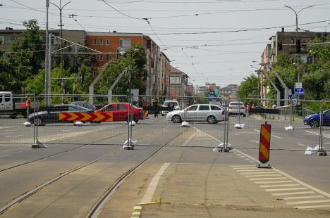 Schimbări majore în traficul din Oradea: Bulevardul Decebal și strada Tudor Vladimirescu, „tăiate” în două de șantierul pasajului subteran (FOTO/VIDEO)