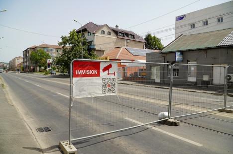 Schimbări majore în traficul din Oradea: Bulevardul Decebal și strada Tudor Vladimirescu, „tăiate” în două de șantierul pasajului subteran (FOTO/VIDEO)