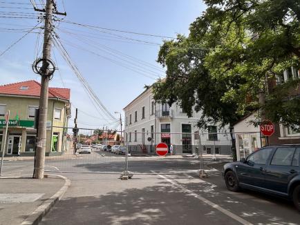 Schimbări majore în traficul din Oradea: Bulevardul Decebal și strada Tudor Vladimirescu, „tăiate” în două de șantierul pasajului subteran (FOTO/VIDEO)